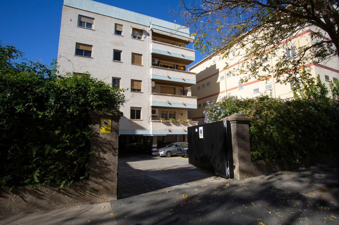 Borbolla Sevilla Urban - Parking Extérieur photo